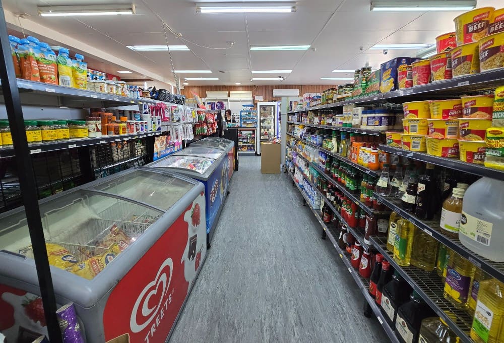Groceries, takeaway food, beverages and cigarettes, photo 5 of 7