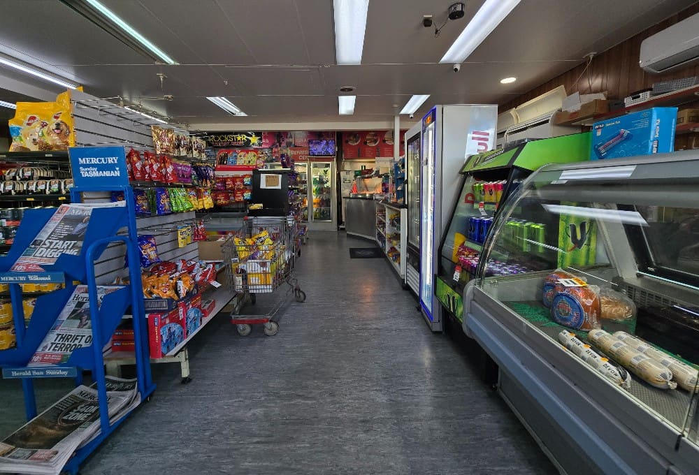 Groceries, takeaway food, beverages and cigarettes, photo 3 of 7